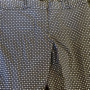 Super stretchy! Causal back and white ankle pants.